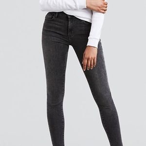 Black Levi’s high rise super skinny jeans.